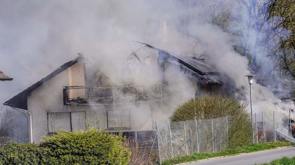 Nach der Razzia brannte das Haus ab.