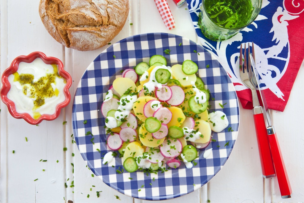 Dieser Kartoffelsalat ist lecker und hat so wenig Kalorien, dass er sogar beim Abnehmen hilft.