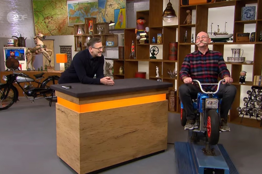 Da kommt das Kind in Horst Lichter heraus, als er das Schaukel-Motorrad in der neuesten „Bares für Rares“ Folge erblickt.