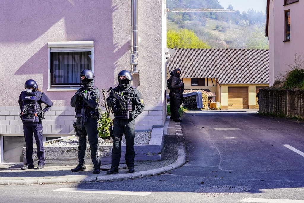 Polizisten beim Einsatz in Boxberg. Es gab eine Razzia in der Reichsbürgerszene.