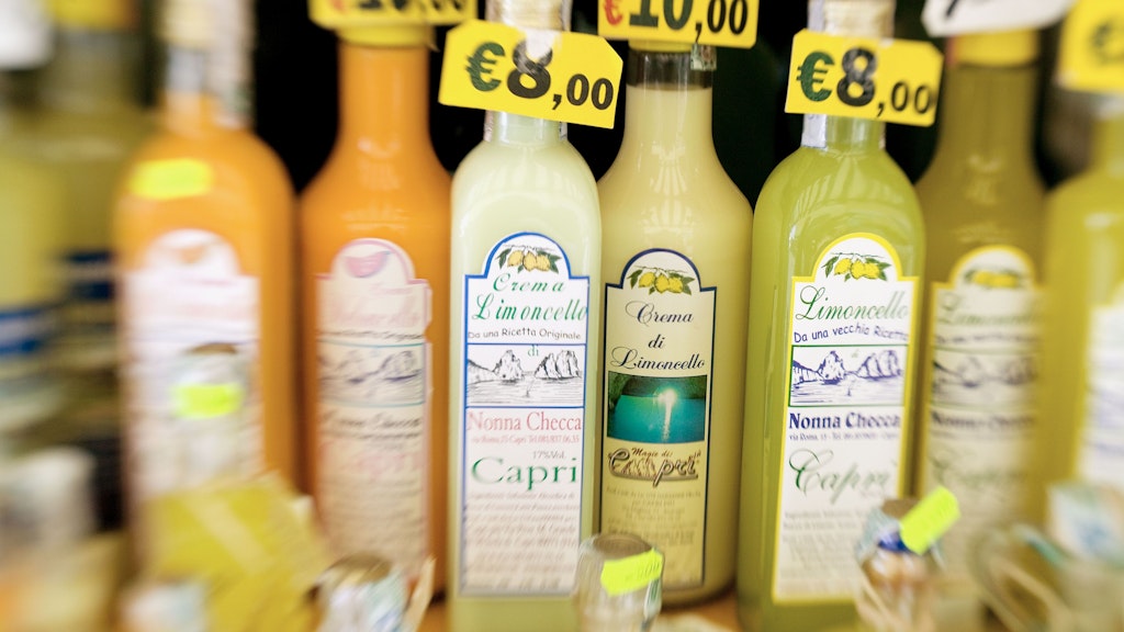 Limoncello (italienischer Zitronenlikör) gibt dem Käsekuchen den Kick.