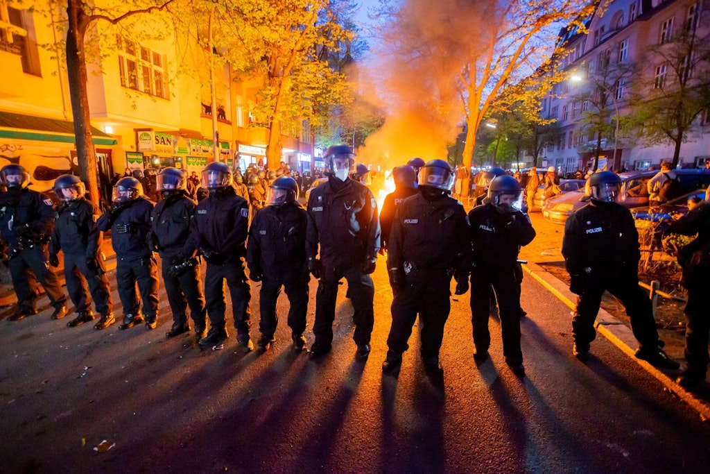 Polizeieinsatz am 1. Mai 2021 in Berlin am Rande eines Demonstration linker und linksradikaler Gruppen.