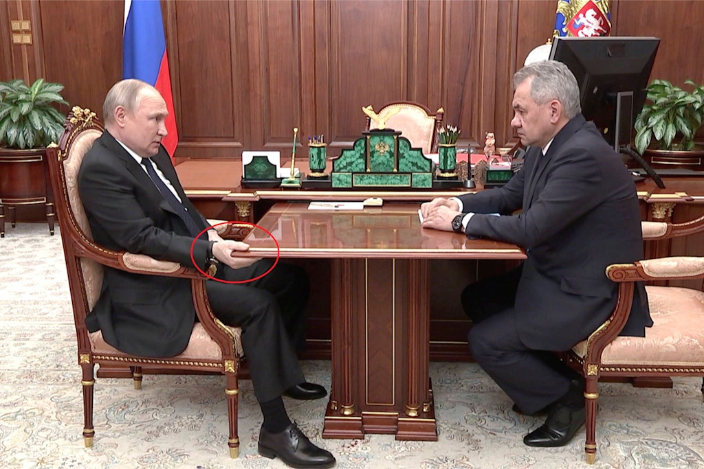 Wladimir Putin hielt sich während des gesamten Gesprächs mit Verteidigungsminister Sergej Schoigu am Tisch fest.