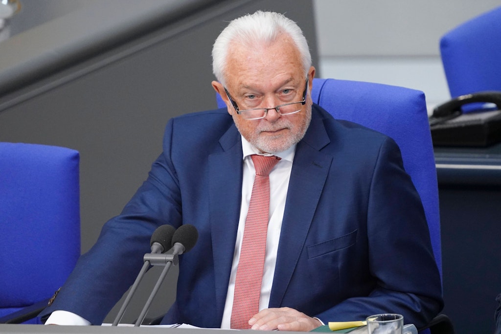 Vize-FDP-Chef Wolfgang Kubicki hat Bundeskanzler Olaf Scholz (SPD) gegen Angriffe wegen seiner Haltung bei Waffenlieferungen an die Ukraine verteidigt (Archivfoto).