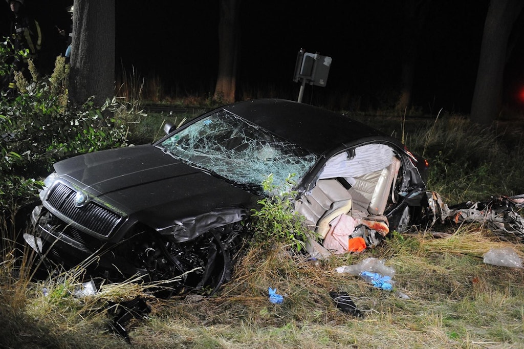Bei dem Unfall nahe Schildow stießen ein Mercedes und ein Skoda stießen in einer Kurve zusammen. Dabei wurde der Skoda seitlich regelrecht aufgeschlitzt. In dem Skoda saßen vier Personen, davon starben zwei Frauen vor Ort. In dem Mercedes, der ca. 100 Meter weiter in den Straßengraben geschleudert wurde, saßen zwei Männer. Beide flüchteten zu Fuß von der Unfallstelle.
