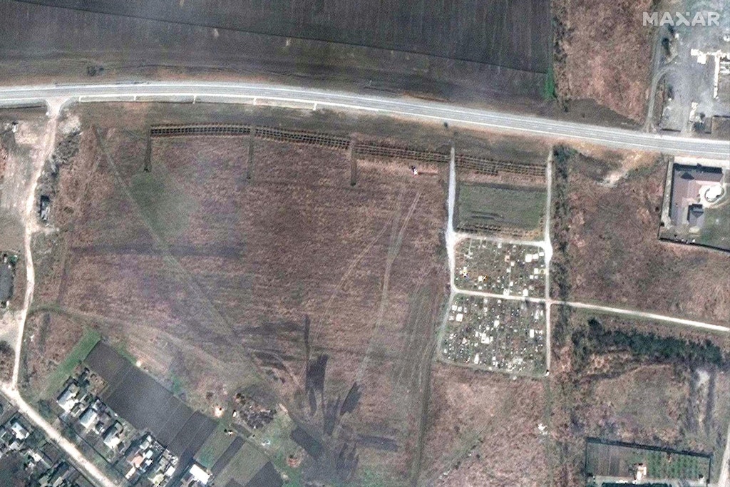 Dieses Satellitenfoto soll ein Massengrab in Manhusch entlang einer Straße zeigen.