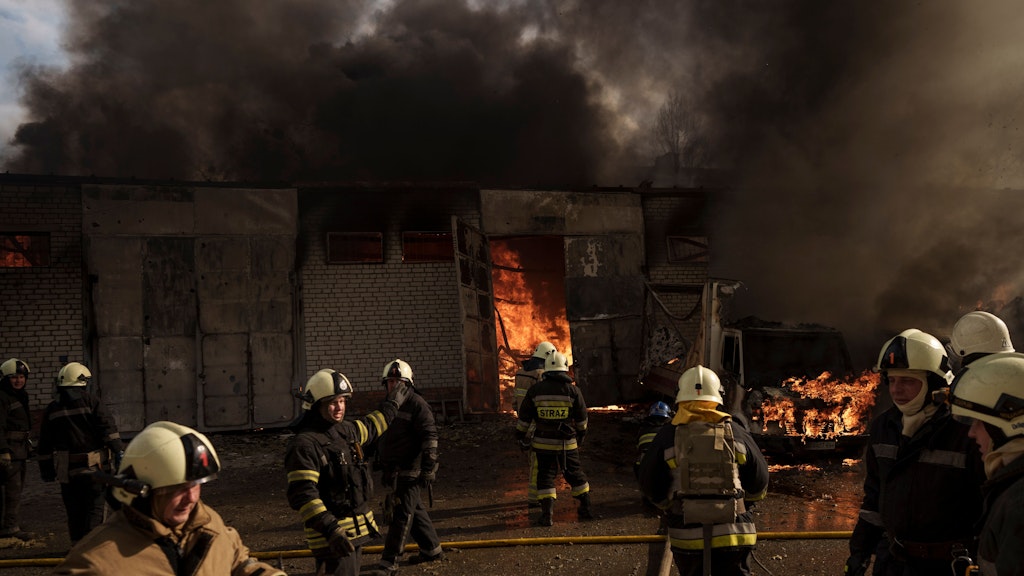 Feuerwehrleute bekämpfen einen Brand in Charkiw in der Ukraine.