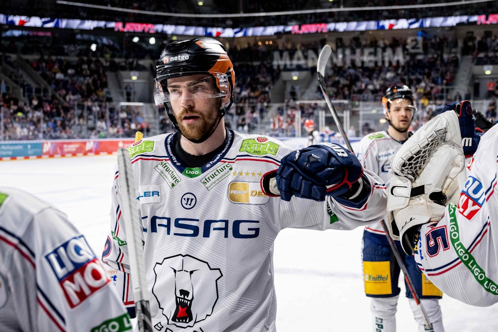 Faust drauf! Eisbären-Stürmer Marcel Noebels bleibt auch in der Freude über das 3:2 bei den Adler Mannheim hoch konzentriert.