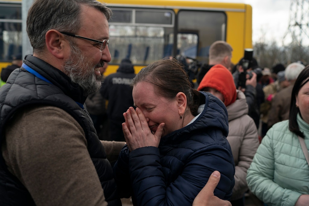 Eine Frau aus Mariupol weint, als sie auf der Flucht aus Mariupol in einem Flüchtlingszentrum in Saporischschja ankommt.