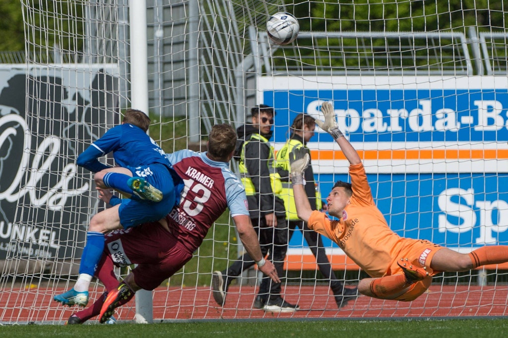 BFC-Trainer Christian Benbennek sieht live vor Ort, wie Oldenburgs Leon Deichmann (l.) per Flugkopfball das 1:0 gegen Weiche Flensburg erzielt.