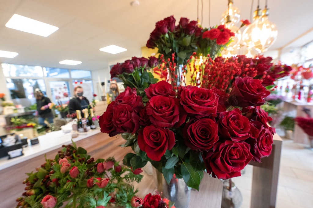 Sie sehen einen Strauß Rosa rubra, zu deutsch: Rote Rosen, in einem Blumengeschäft.