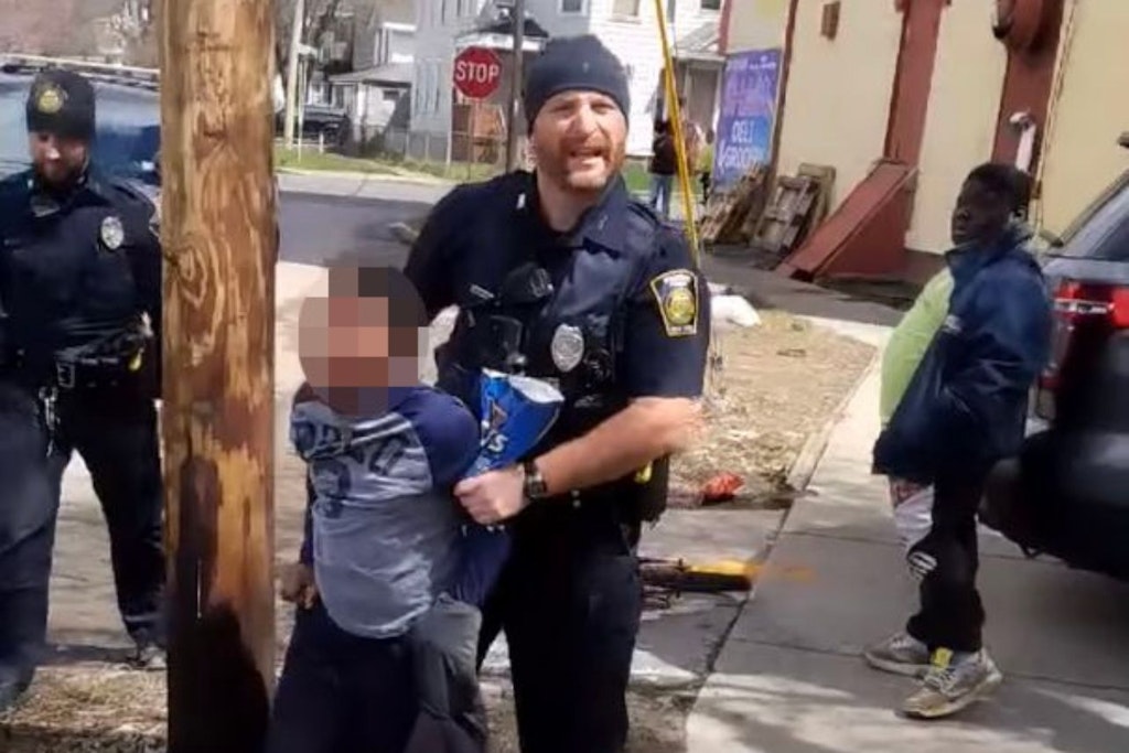Der Achtjähriger sei von den Cops „wie ein kaltblütiger Killer“ behandelt worden, sagt ein Augenzeuge. Der Kleine hatte eine Tüte Chips gestohlen.