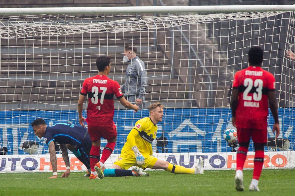Herthas Davie Selke machte sein Bein ganz lang, da hatte Stuttgarts Keeper Florian Mueller keine Chance.