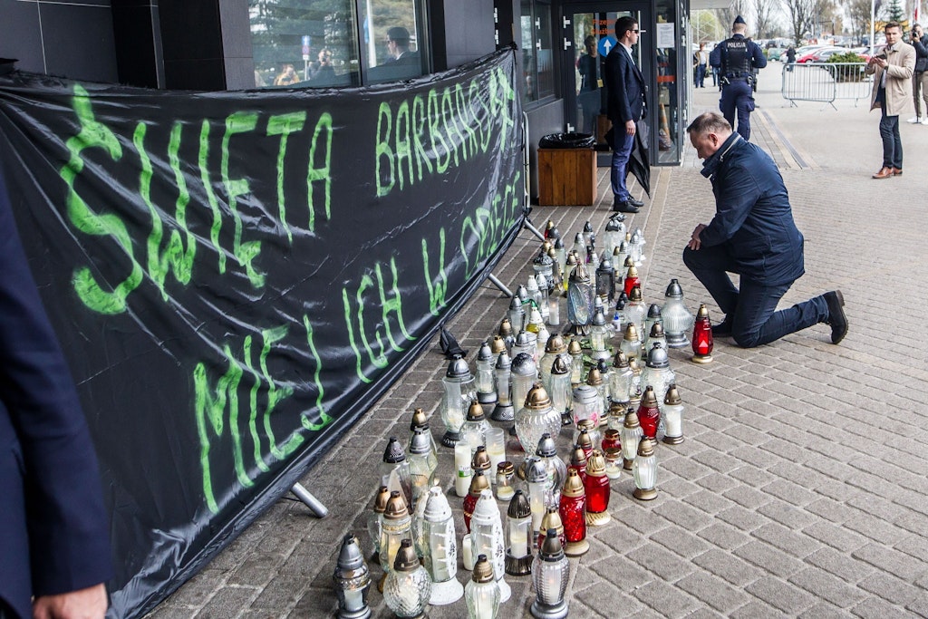 Polens Präsident Andrzej Duda kniet sich am Bergwerk im schlesischen Pniowek nieder, nachdem er eine Kerze angezündet hat.