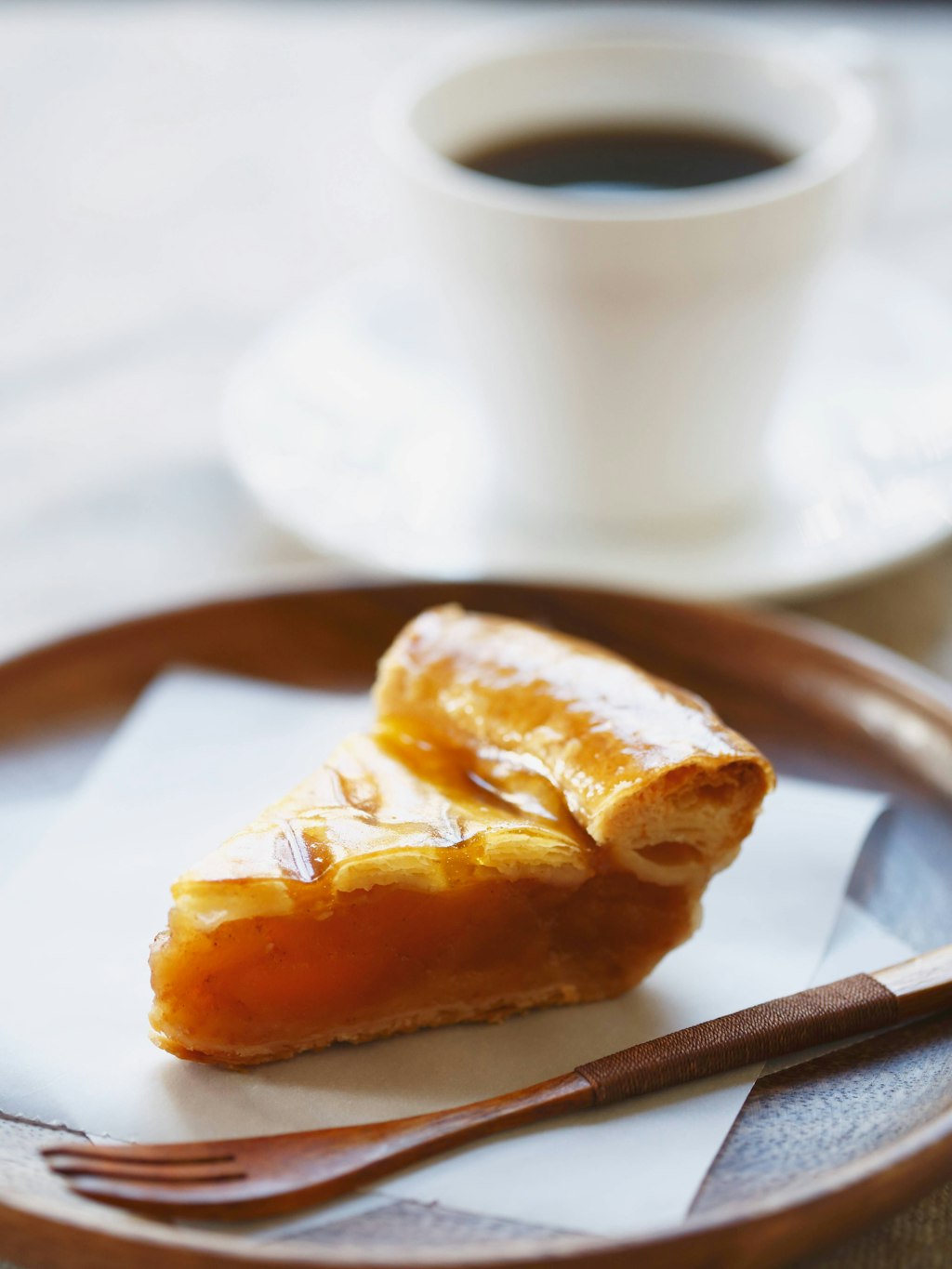 Dieser Apfelkuchen ist süß, saftig und gleichzeitig wunderbar knusprig.