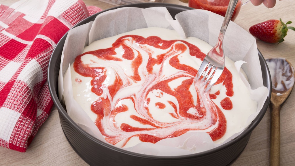 Mit der Gabel ziehen Sie das Muster in den Käsekuchen.
