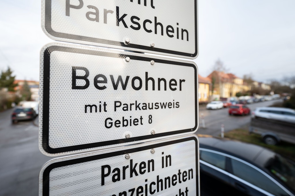 Anwohner sollen laut Deutscher Umwelthilfe deutlich höhere Parkgebühren bezahlen.