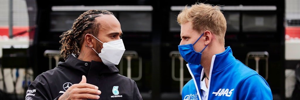 Erleben unerwartet beide derzeit schwere Formel-1-Zeiten: Mercedes-Pilot Lewis Hamilton und Haas-Fahrer Mick Schumacher.
