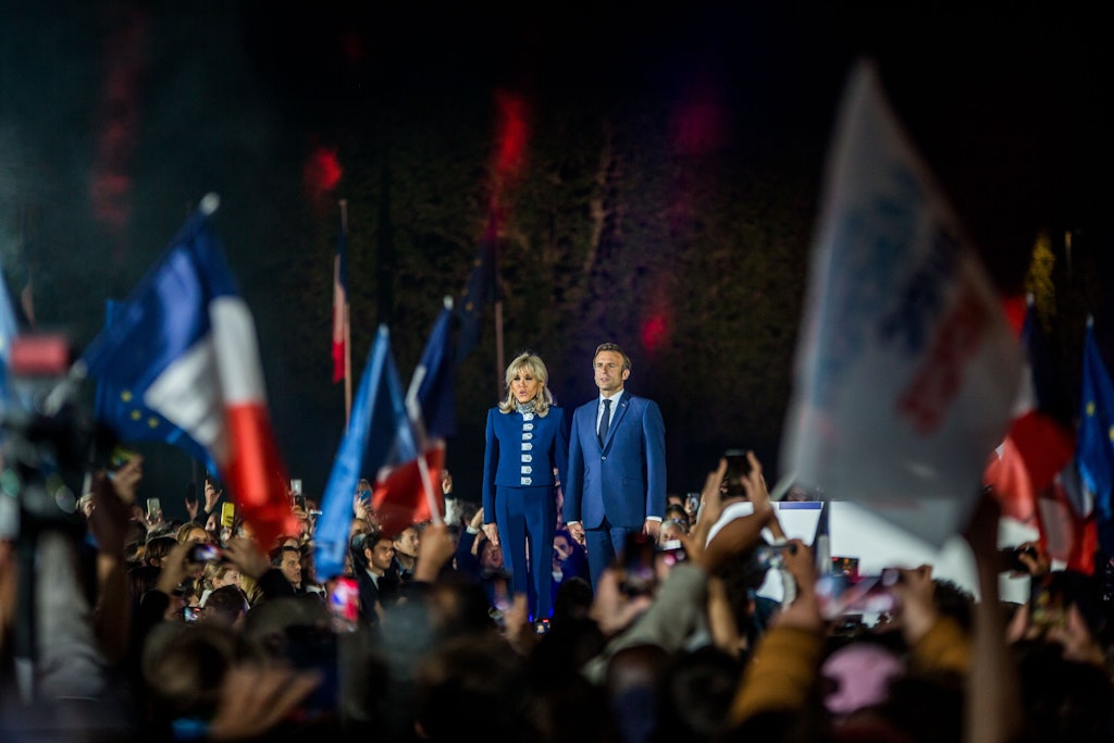 Emmanuel Macron und Ehefrau Brigitte feiern den Wahlsieg unter dem Eiffelturm.