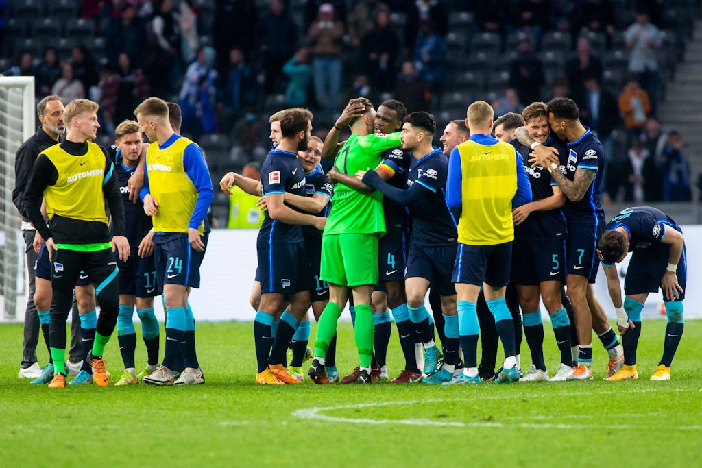Herthas Spieler feierten den 2:0-Sieg gegen Stuttgart lieber unter sich auf dem Rasen des Olympiastadions.