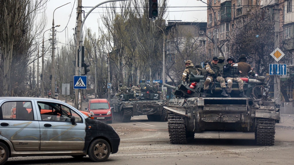 Russische Panzer fahren durch Mariupol.