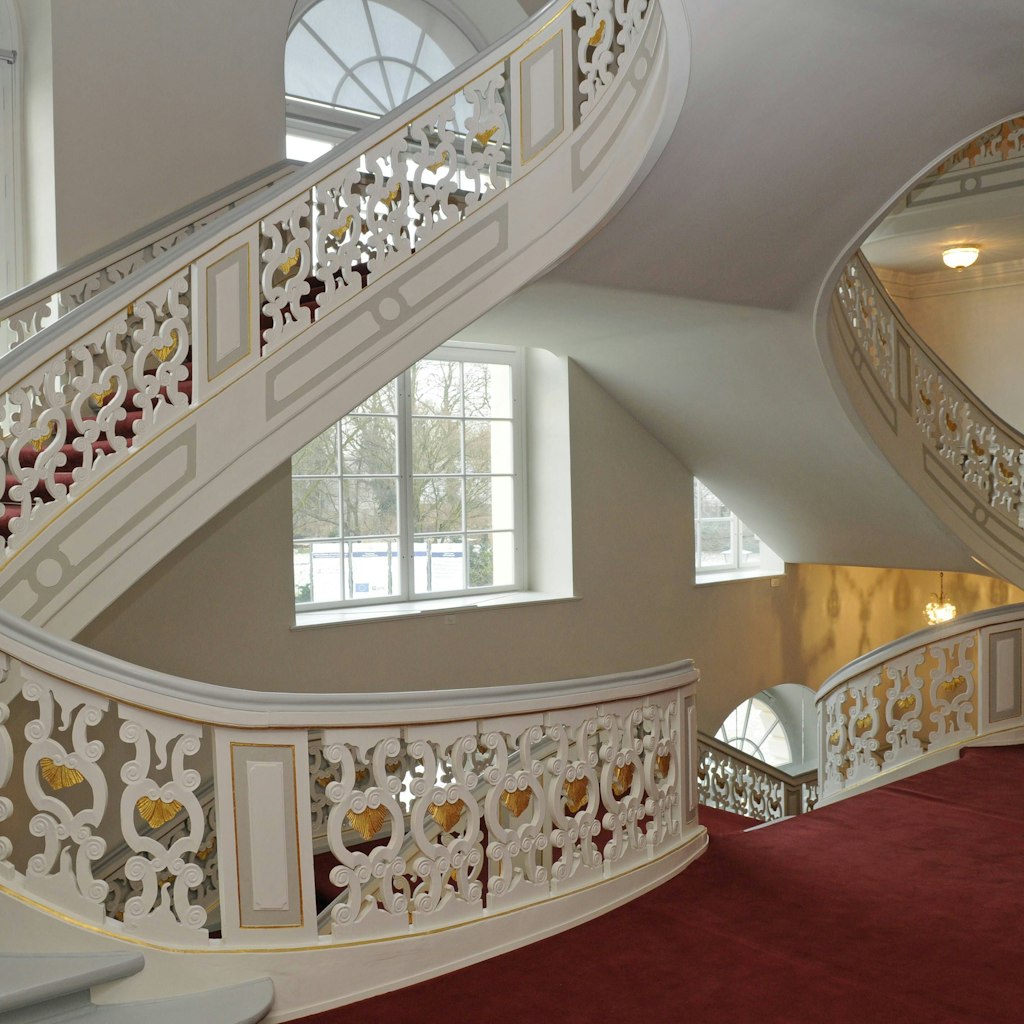Die geschwungener Treppe im Schloss Schönhausen ist eine weiß-goldene Pracht.