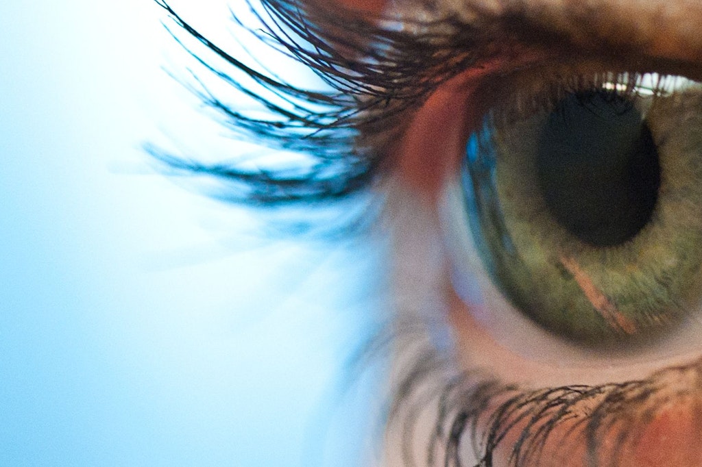 Klare Sicht oder Schleierblick? Wenn die Augen morgens oft trüb sind, kann das ein Hinweis auf eine Netzhautthrombose sein.