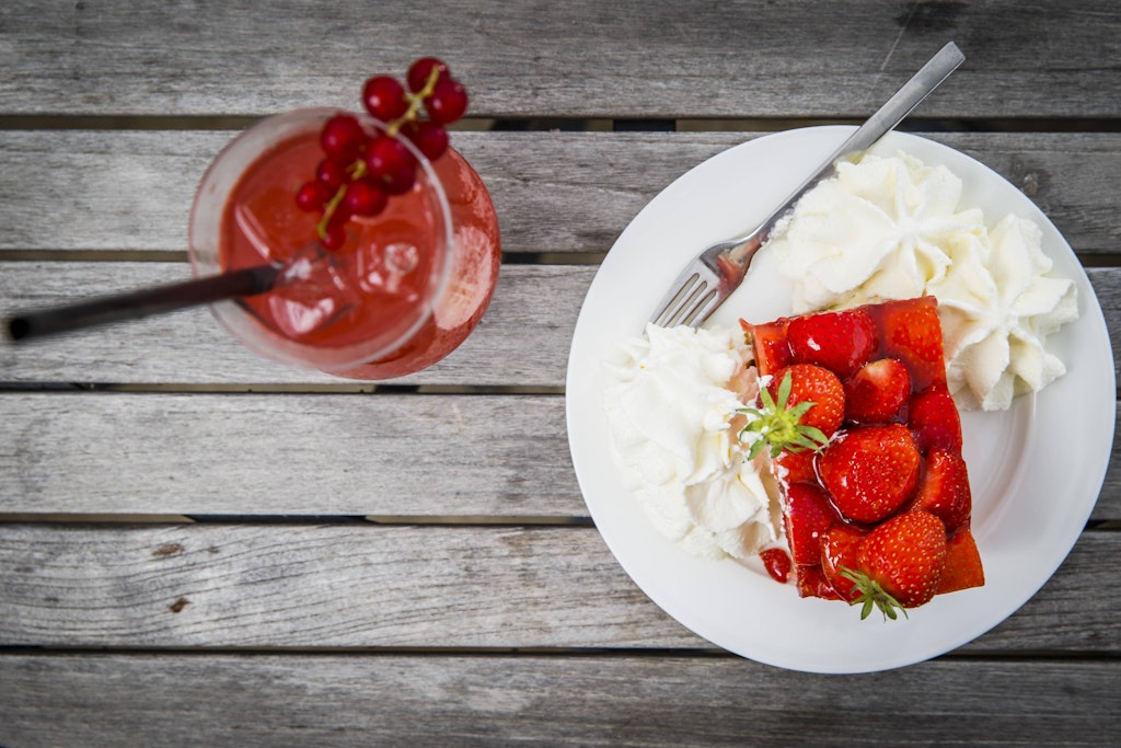 Einfach himmlisch: ein Stück Erdbeerkuchen mit Pudding