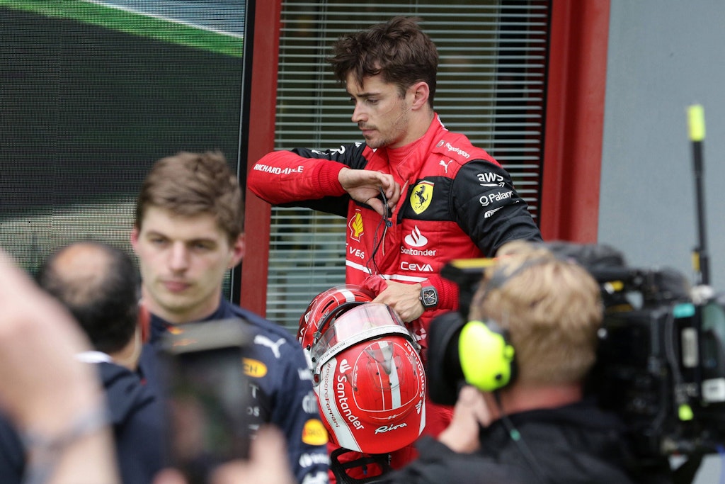 Bezeichnend: Max Verstappen ist in Imola der gefragte Mann, Charles Leclerc ist nach dem Ferrari-Heimspielwochenende bedient.