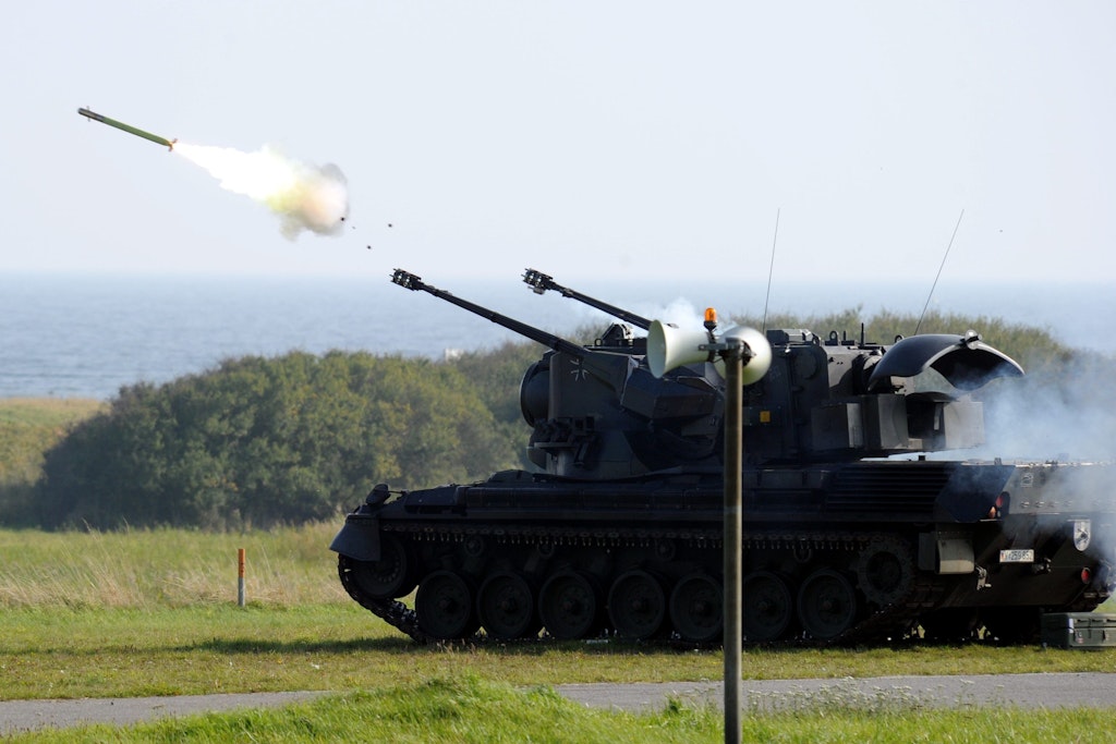 Ein Flugabwehrpanzer vom Typ Gepard feuert eine Stinger-Flugabwehrrakete ab.