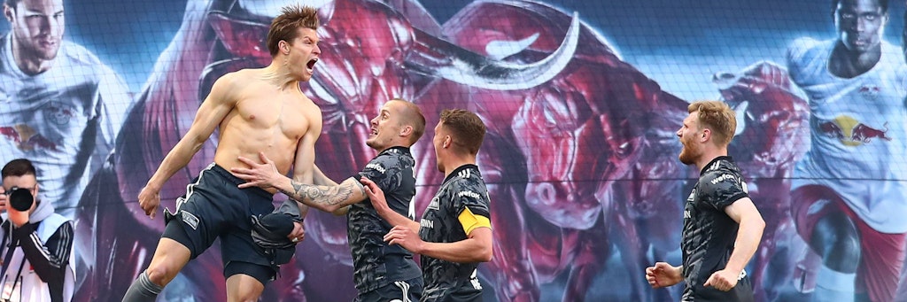 Überraschen die Konkurrenz immer wieder aufs Neue: Die Profis des 1. FC Union feiern ihren 2:1-Coup in Leipzig und wollen nun Fürth zum Jubiläum ärgern.