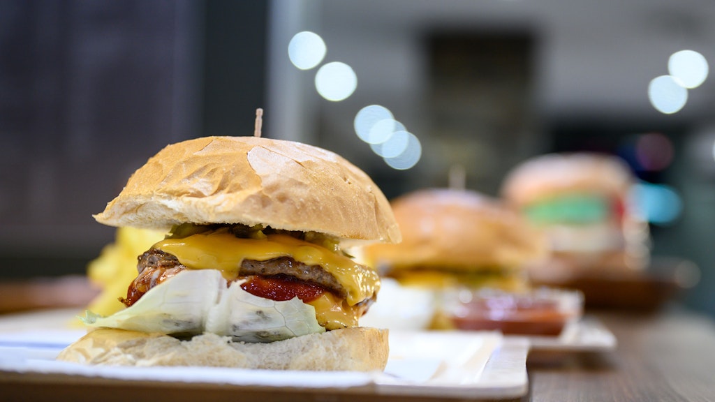 Ein Burger sieht lecker aus, doch wie viel Kalorien hat er eigentlich?