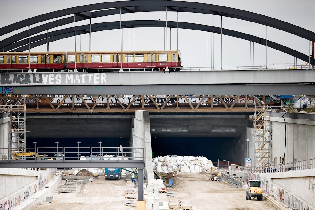 Bauarbeiten an der Baustelle zum Weiterbau Autobahn A100 in Neukölln. Das Bundesverkehrsministerium will den umstrittenen Weiterbau der Berliner Stadtautobahn A100 in Richtung Lichtenberg umsetzen.