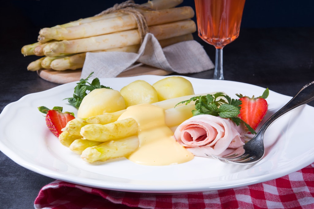 Spargel mit Sauce Hollandaise. Sehr lecker. Sie könne aber auch variieren.