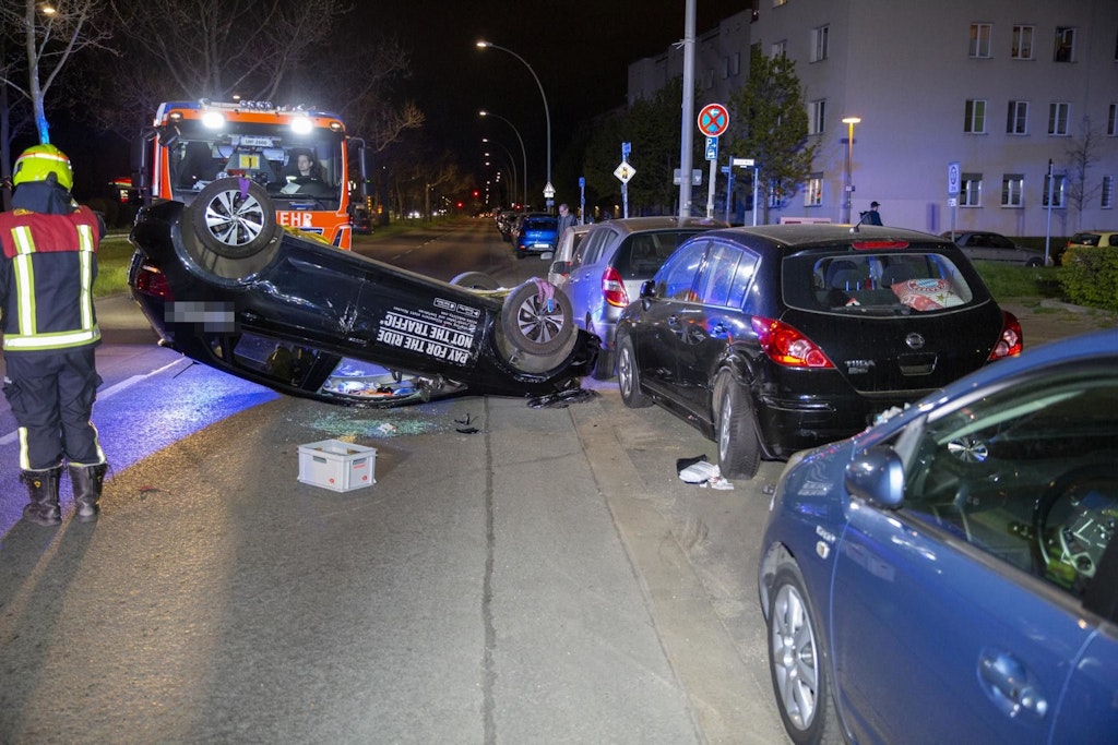 Der Fahrer des Carsharing-Autos, das in Pankow verunglückte, kam ins Krankenhaus.