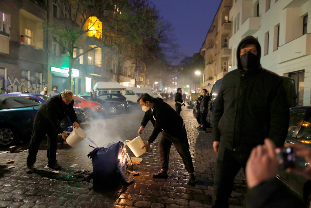 Bei der linksradikalen 1.-Mai-Demo kam es 2021 zu Ausschreitungen. Demonstranten attackierten Polizisten mit Steinen, Flaschen und Böllern.