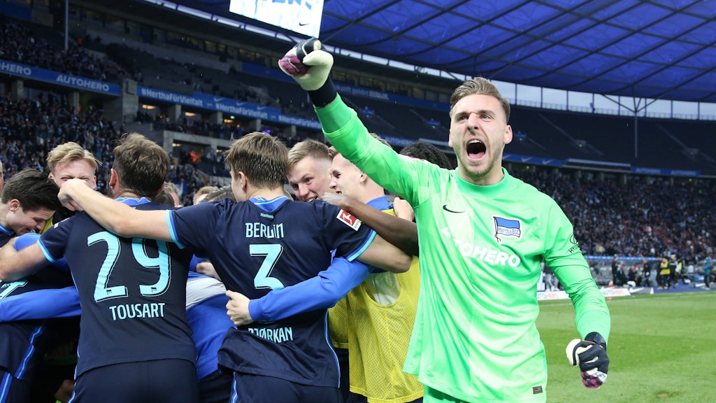 Lebt von seinen Emotionen und reißt so Fans und Mitspieler mit: Hertha-Torwart Marcel Lotka jubelt über das 2:0 gegen den VfB Stuttgart.