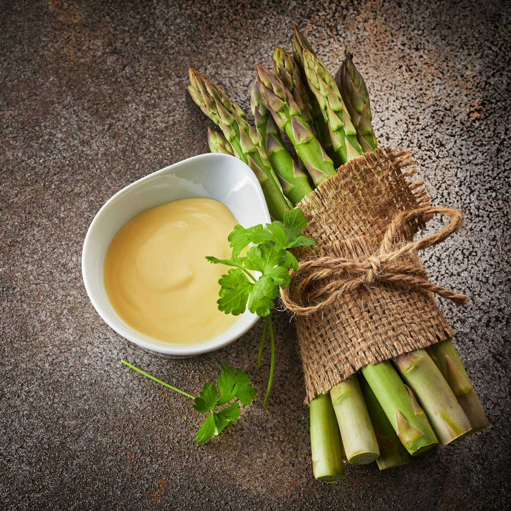 Die Sauce schmeckt auch zu grünem Spargel.