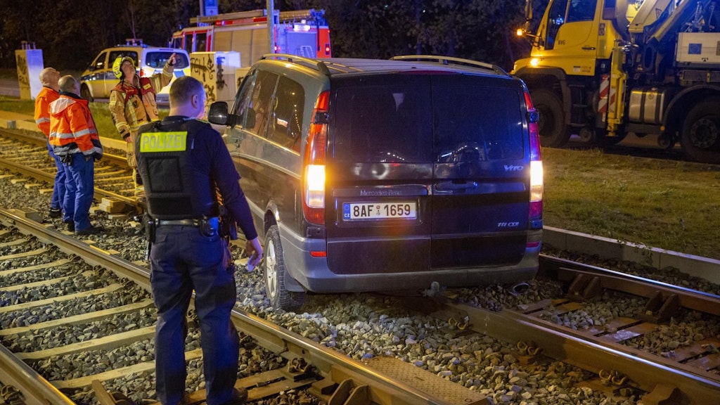 Die Rhinstraße war Richtung Osten für über zwei Stunden vollständig gesperrt, weil ein Kleintransporter ins Gleisbett gefahren war.