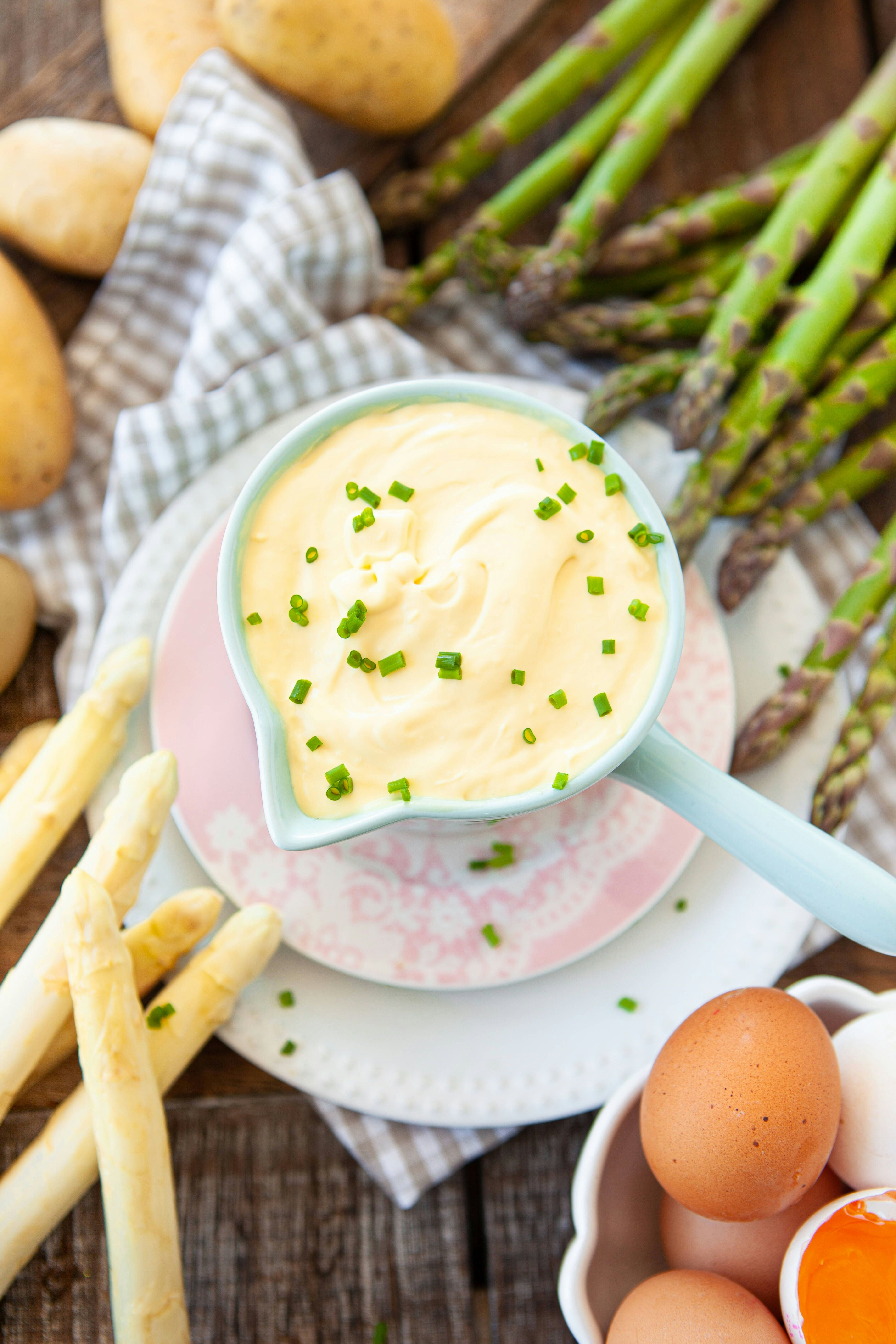 Vier köstliche Soßen zum Spargel: Blitz-Hollandaise, Walnusssauce ... Vier köstliche Soßen zum Spargel: Blitz-Hollandaise, Walnusssauce ...