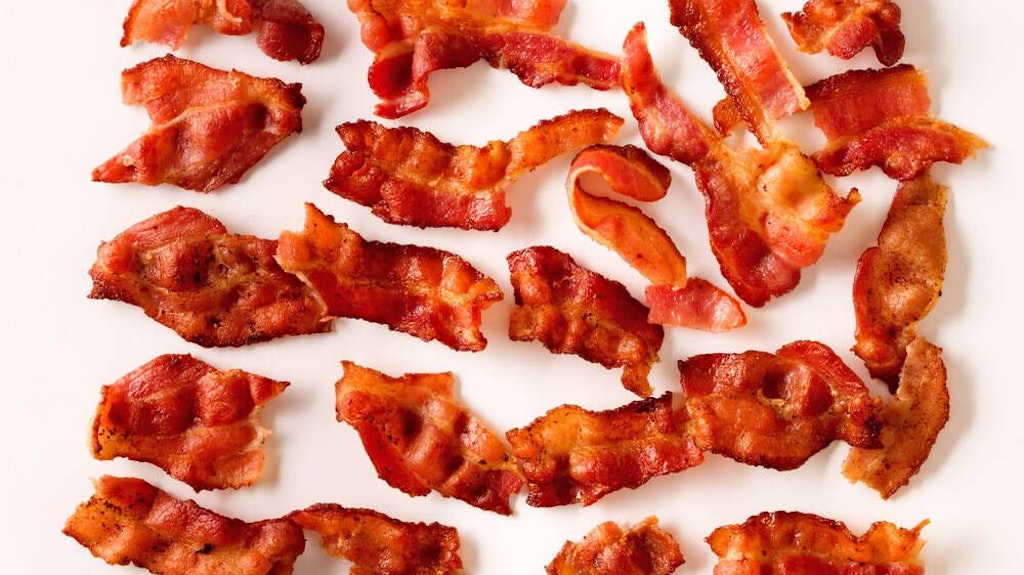Der Bacon auf dem Schichtsalat verleiht dem Rezept das besondere Etwas.