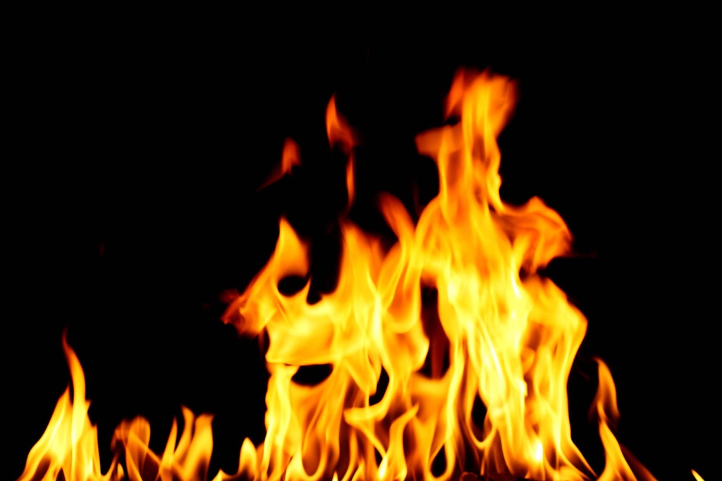 Lichterloh stand der Freund der Angeklagten in Flammen.
