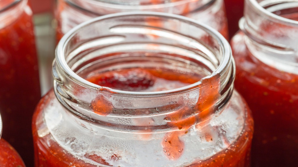 Die Ränder der Gläser sollten unbedingt sauber bleiben – sonst kann es passieren, dass die Marmeladengläser nicht richtig schließen und die Erdbeermarmelade verdirbt.