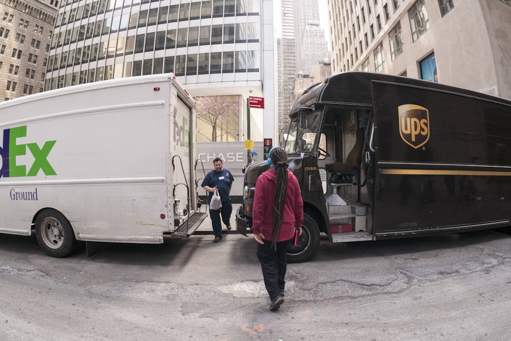 Lieferwagen im schnelllebigen New Yorker Stadtteil Manhattan.