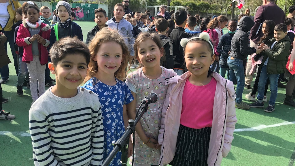 Kinder der Mierendorff-Grundschule haben das Lied „Kleine weiße Friedenstaube“ geübt: Adem, Zoe, Jolien, und Milene (v.l.)