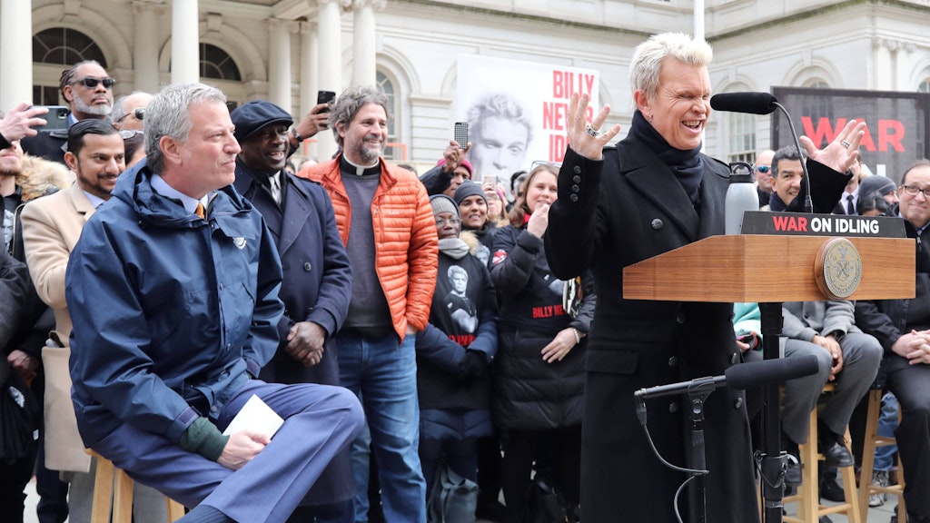 Billy Idol war das Testimonial für New Yorks Kampf gegen den Leerlauf.