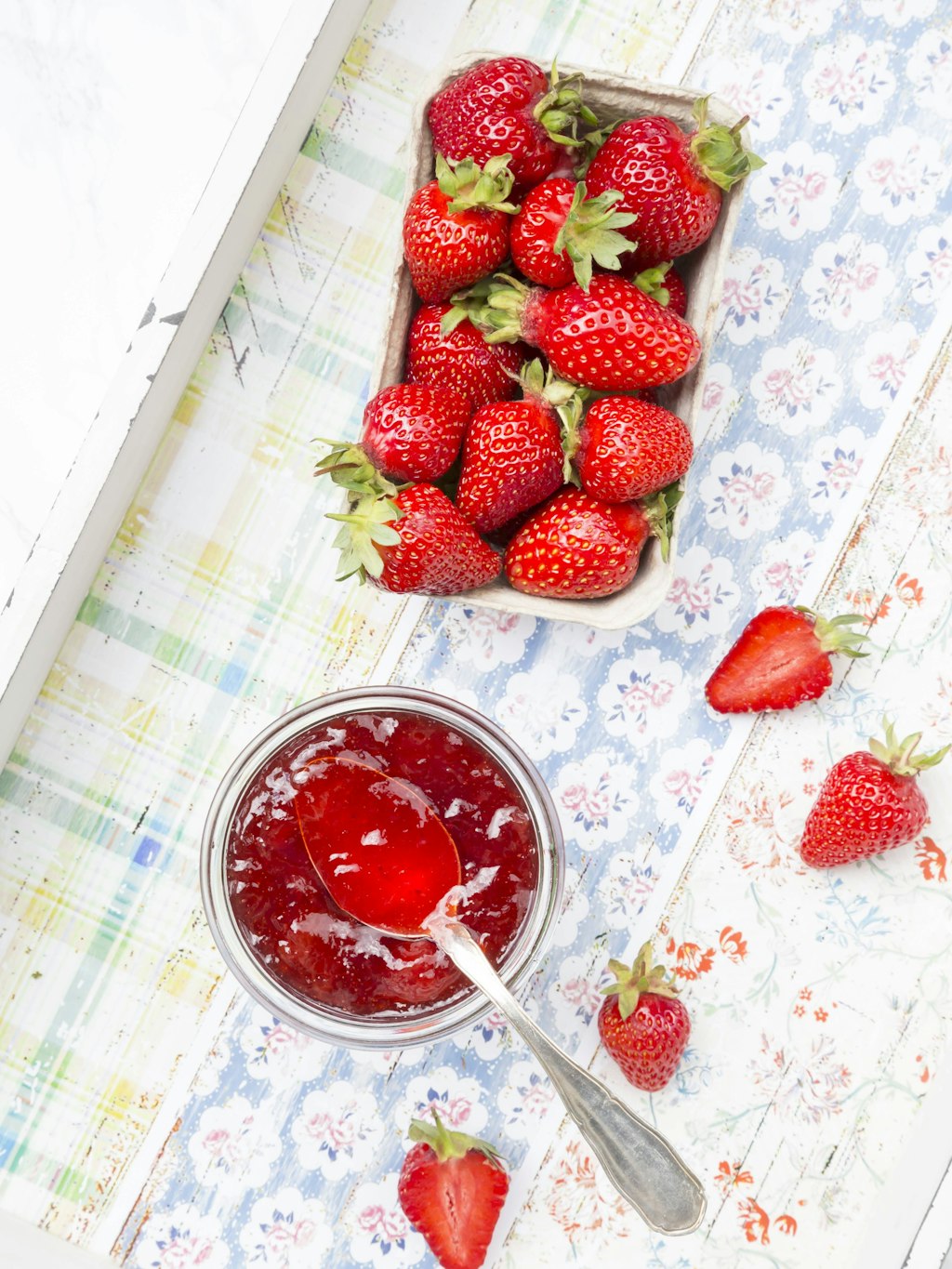 Mit ein paar einfachen Kniffen wird aus den saftigen Erdbeeren eine leckere Erdbeermarmelade.