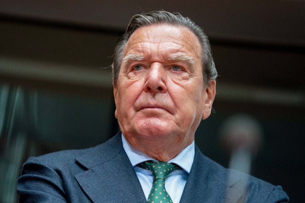 Altkanzler Gerhard Schröder (SPD) wird in Deutschland immer heftiger kritisiert.