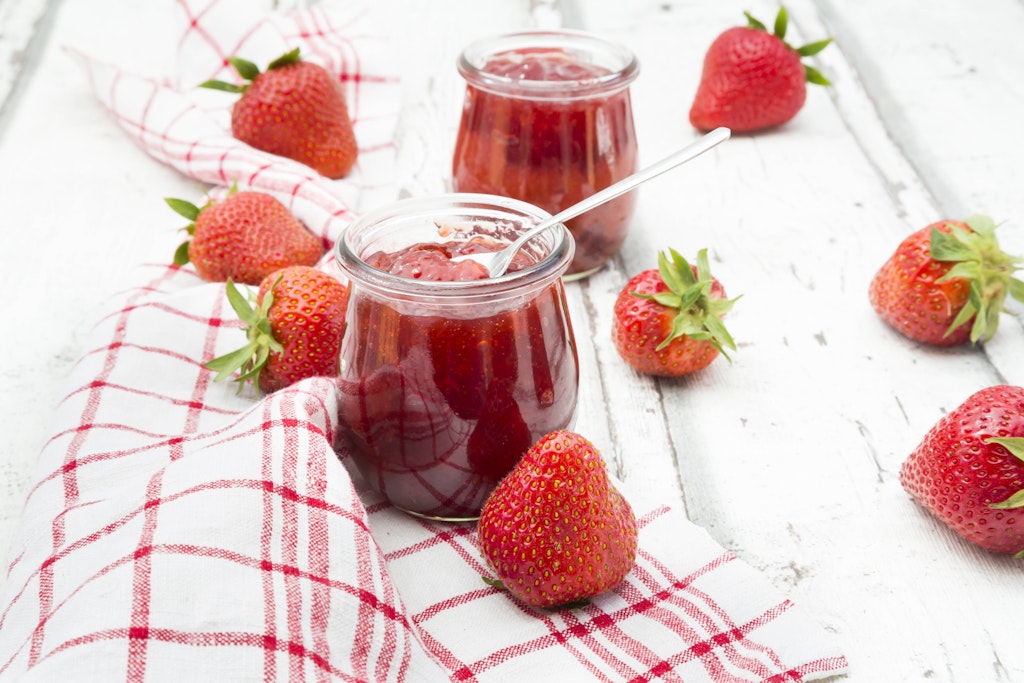 Im Frühling kochen viele gern Erdbeer-Marmelade – aber wie gelingt sie? Mit diesem Rezept und den KURIER-Tricks klappt es garantiert!