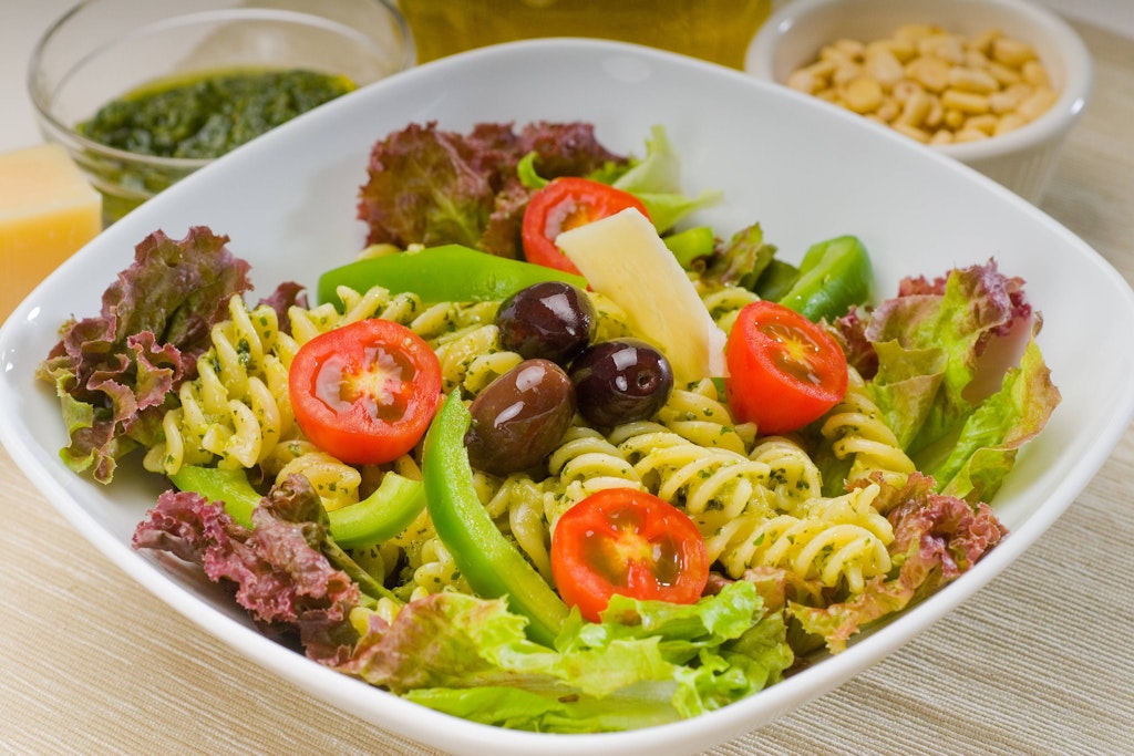 Nudelsalat mit Pesto ist eine leckere Abwandlung - und eine tolle Alternative zu den immer gleichen Mayonnaise-Mischungen!